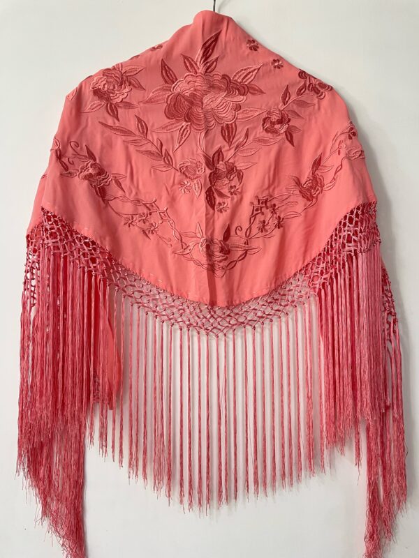 Mantoncillo bordado flores coral